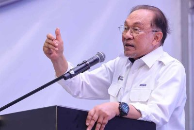 Perdana Menteri Datuk Seri Anwar Ibrahim ketika berucap pada Perasmian Kilang Pembuatan Kenderaan Perisai Nasional di Mildef Technologies Sdn Bhd (Mildef), Sendayan pada Sabtu. Foto Bernama
