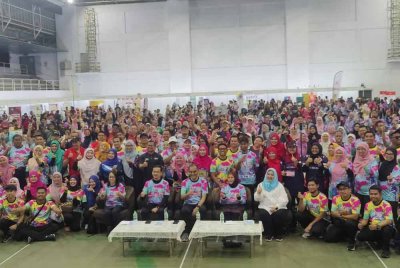 Dr Dzulkefly (duduk tiga dari kanan) bergambar semasa Jelajah ANMS Peringkat Negeri Selangor serta majlis penutup Program Jom Nak Sihat Kuala Selangor 2025 pada Sabtu.