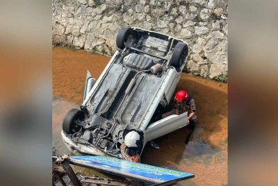 Seorang wanita warga emas cedera selepas kereta dipandu terbabas ke dalam longkang, pada Sabtu.