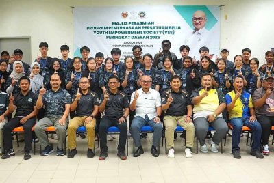 Fadzli (depan, lima dari kanan) bergambar kenangan bersama peserta terlibat. Foto Facebook Fadzli