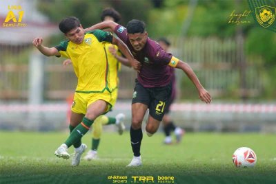 Ketua pasukan Imigresen FC II, Hafiz Kamal (kanan) dikawal ketat pemain KDA FC pada aksi Liga AI Semi Pro di Jitra pada petang Sabtu. FOTO KDA FC
