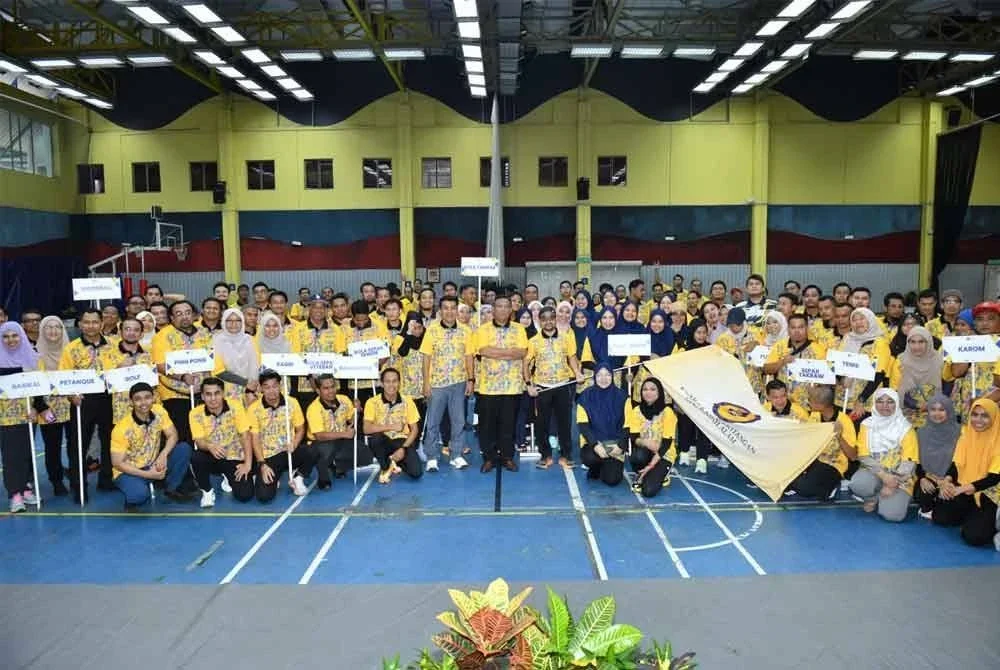 Sazili bersama kontinjen UiTM Shah Alam selepas majlis penyerahan bendera ke kejohanan berkenaan.