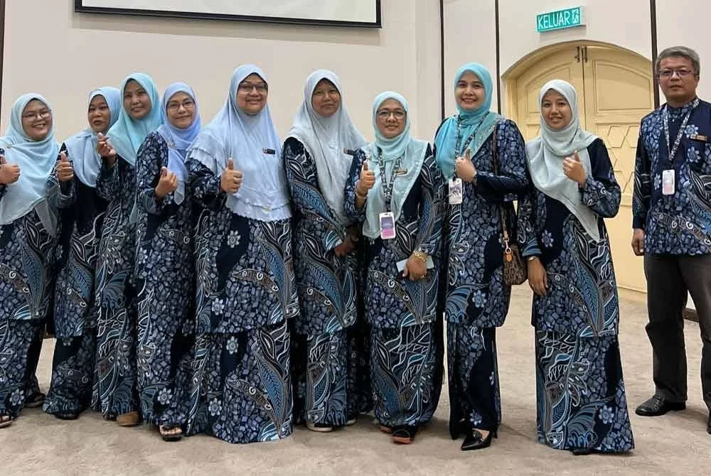 Suriyati (empat dari kanan) bersama ahli jawatankuasa Perasko di Kelantan.