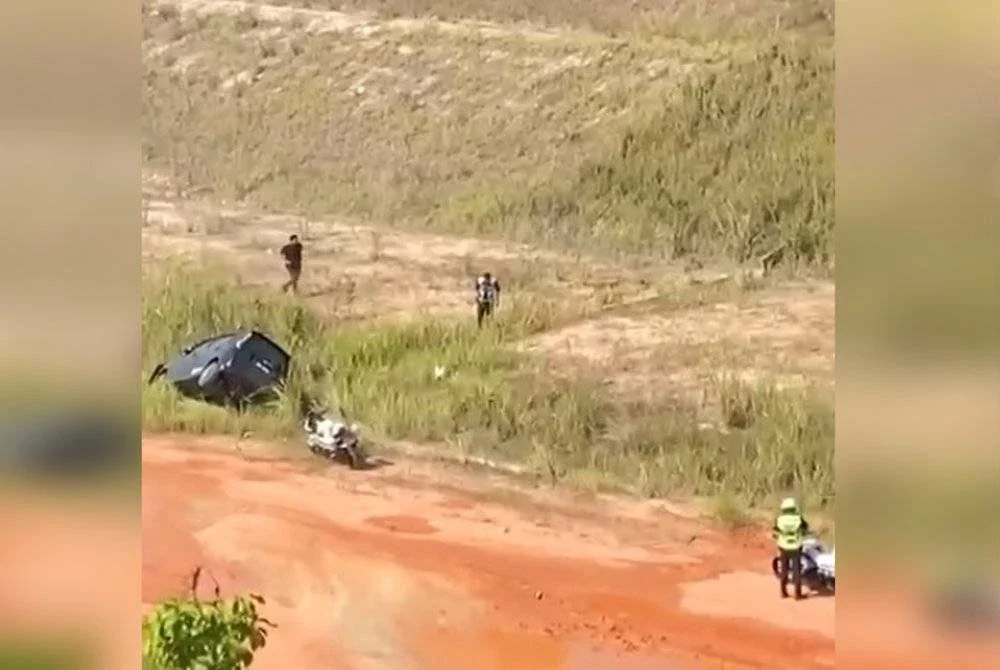 Tangkap layar kejadian polis mengejar suspek yang melarikan diri yang tular di media sosial.
