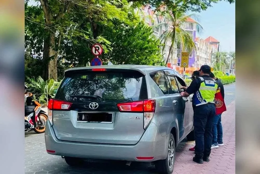 Operasi menahan dua buah kenderaan didapati dipandu warga asing, kedua-dua individu kelihatan mencurigakan sebaik dihampiri anggota dan pegawai JPJ untuk pemeriksaan.