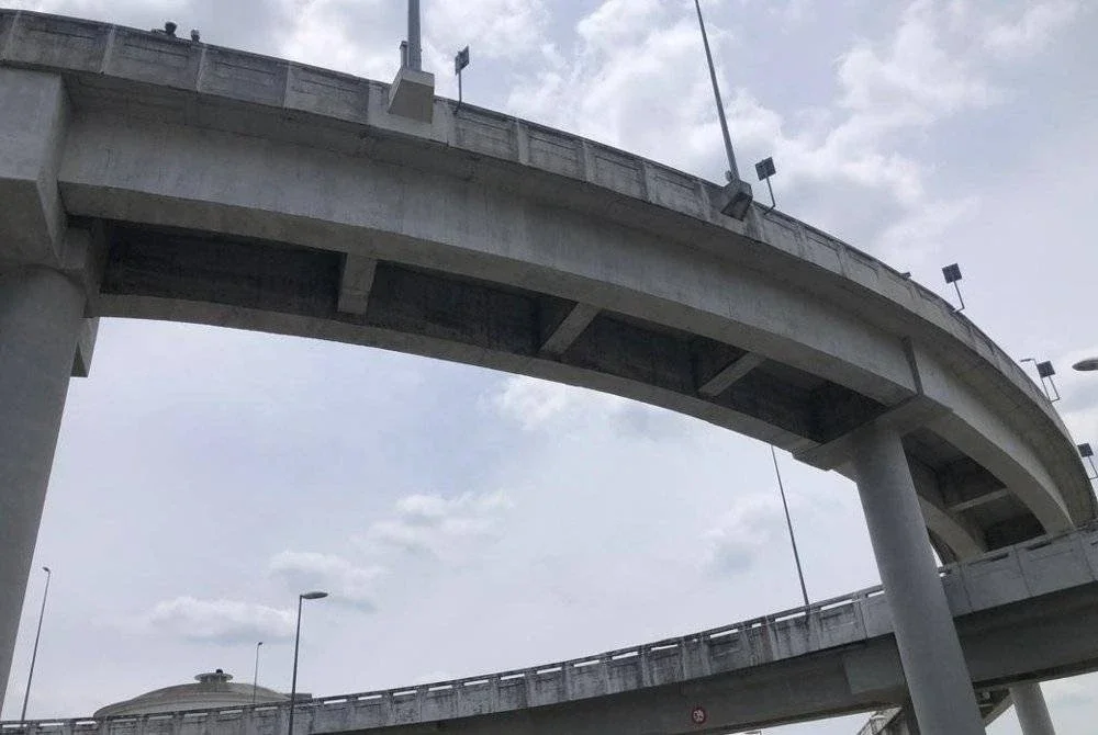 Selekoh di jejambat susur Lebuhraya Bertingkat Damansara-Shah Alam (DASH) sekali lagi menjadi lokasi meragut nyawa apabila seorang penunggang motosikal terjatuh dari ketinggian 21 meter dalam kejadian pada Sabtu.