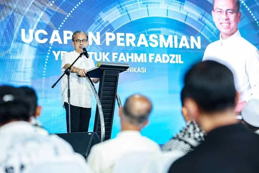 Fahmi menyampaikan ucapan pada majlis perasmian Gaza Time Tunnel sempena Karnival Sumud Nusantara 2025 di Dataran Merdeka pada Ahad. Foto Bernama