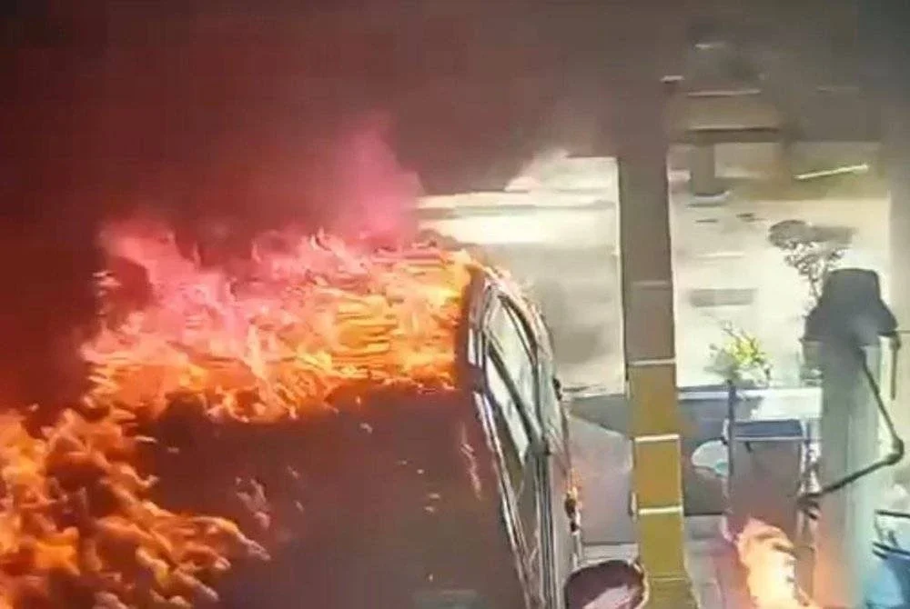 Dua buah kereta yang diletakkan di garaj rumah musnah terbakar dipercayai perbuatan khianat.