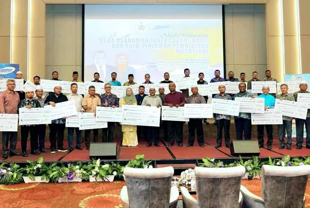 Wakil setiap DUN merakam gambar bersama replika cek yang diterima sempena Majlis Pelancaran Dana Usahawan Terengganu dan Skim Pinjaman Pembiayaan Motosikal di Kuala Terengganu pada Ahad.