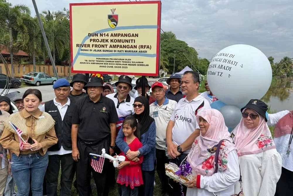 Tengku Zamrah (tengah) menyempurnakan majlis RFA di Sungai Landak pada Ahad.
