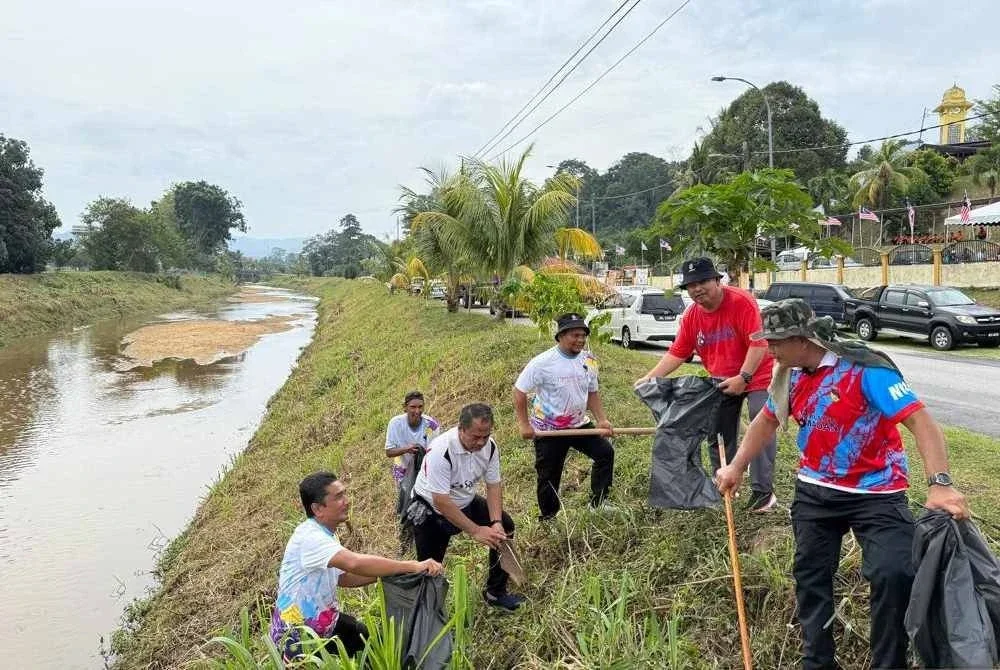 Pembersihan Sungai Landak merupakan sebahagian laluan Sungai Paroi terlibat projek RFA pada Ahad.