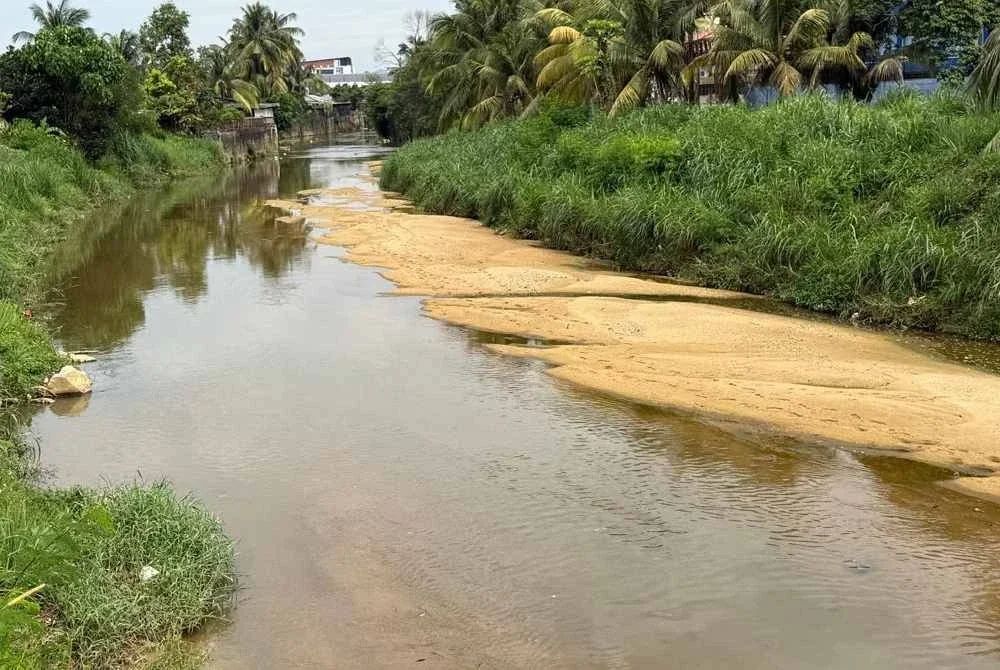 Sungai Landak yang juga sebahagian Sungai Paroi selepas kerja pembersihan dijalankan.