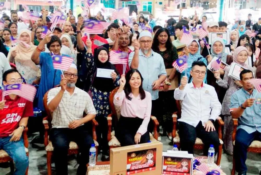 Nie Ching (duduk, tengah) pada Majlis Serahan Sumbangan Murid Cemerlang dan Pendidikan Pelajar di Dewan Terbuka Jalan Merbuk, Bandar Putra, pada Ahad.