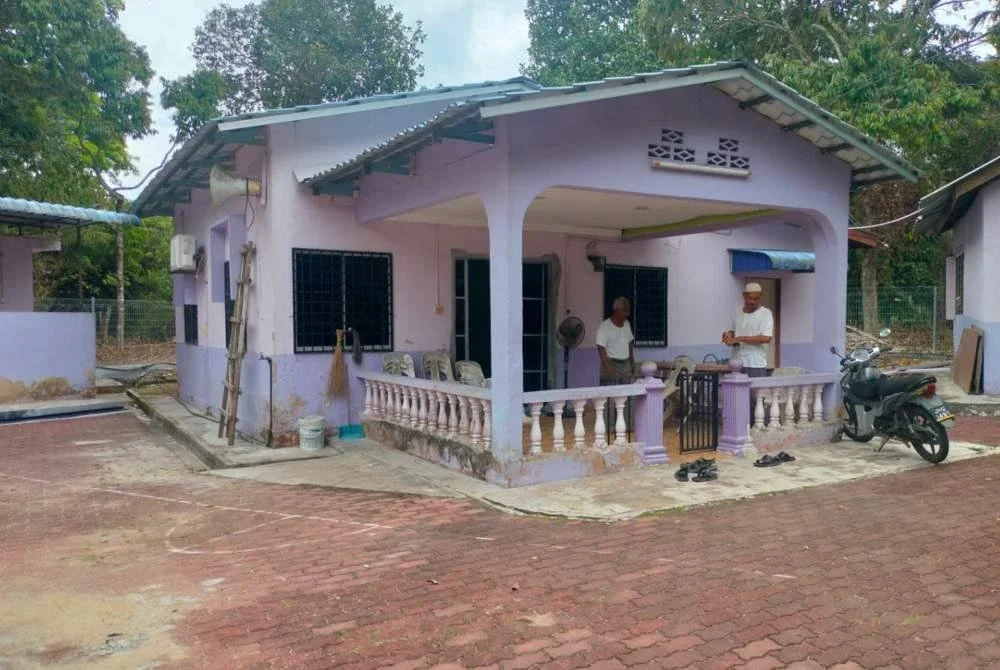 Surau Kampung Sanglang antara yang terjejas akibat gegaran gempa bumi di Segamat.
