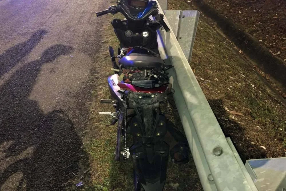 Salah sebuah motosikal yang ditunggang mangsa dalam kemalangan terbabit.