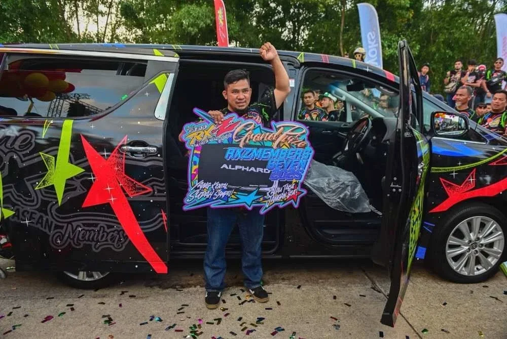 Zulhapis merakam gambar bersama Toyota Alphard yang dimenangi menerusi cabutan bertuah RXZ Members 7.0 di Gong Badak, Kuala Nerus pada Sabtu.