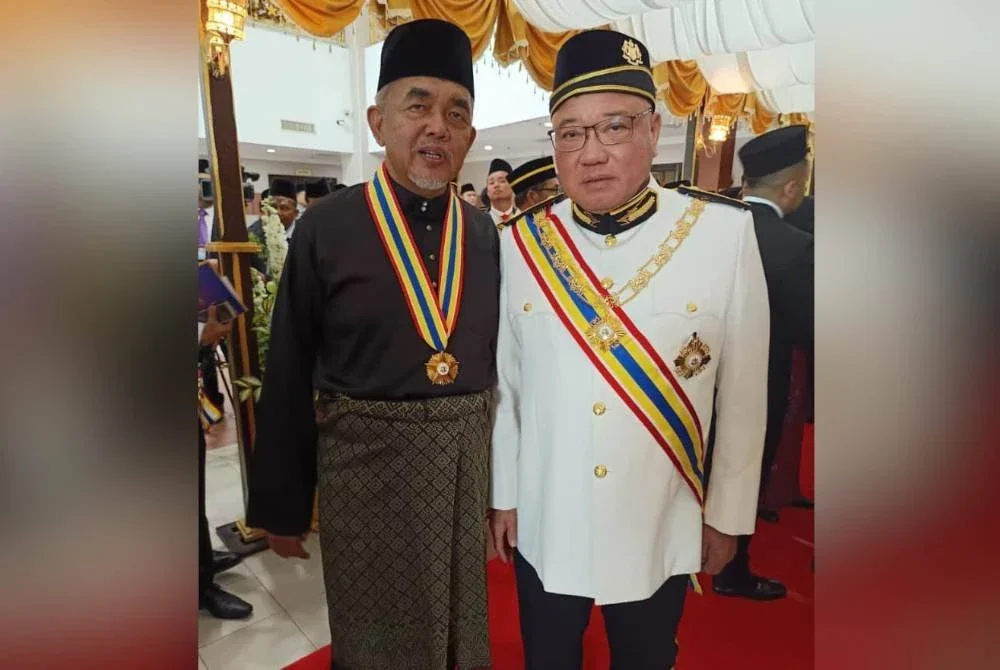 Hashim bersama Menteri Pelancongan, Seni dan Budaya, Datuk Seri Tiong King Sing selepas majlis penganugerahan darjah dan pingat kebesaran sempena ulang tahun kelahiran ke-76 TYT Melaka di Seri Negeri.