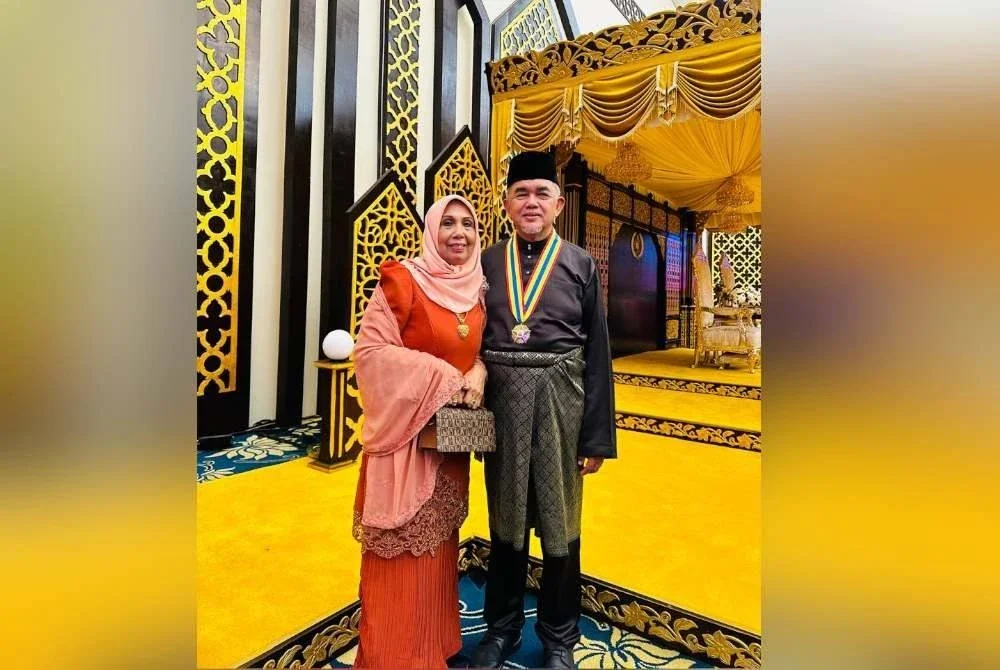 Hashim ditemani isteri, Noriaeh Mohd Nor di istiadat pengurniaan darjah kebesaran sempena ulang tahun kelahiran ke-76 TYT Melaka di Seri Negeri pada Ahad.