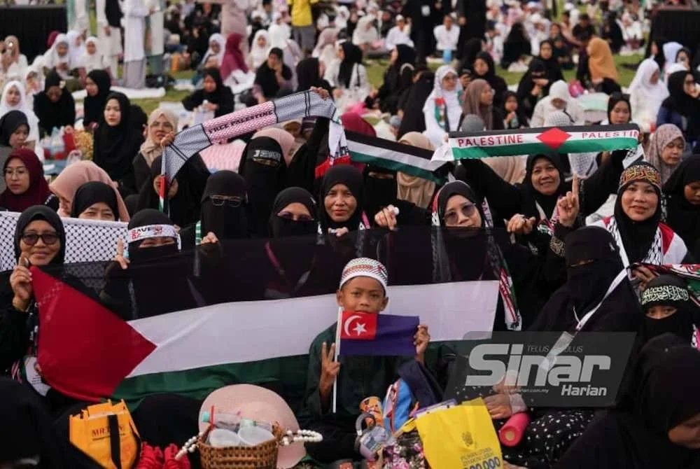 Orang ramai mula membanjiri Dataran Merdeka seawal jam 6 petang bagi menghadiri Malam Himpunan dan Selawat Malaysiaku Bersama Gaza yang dijadual berlangsung sehingga jam 12 malam ini. Foto Sinar Harian ROSLI TALIB
