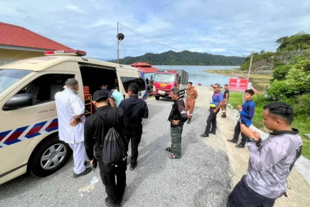 Mangsa tidak mengalami sebarang kecederaan dan telah diserahkan kepada pasukan penyelamat di Jeti Pulau Perhilitan Lama sebelum dibawa menggunakan bot polis ke Jeti Trojan pada jam 4.08 petang pada Ahad. Foto Bomba Perak