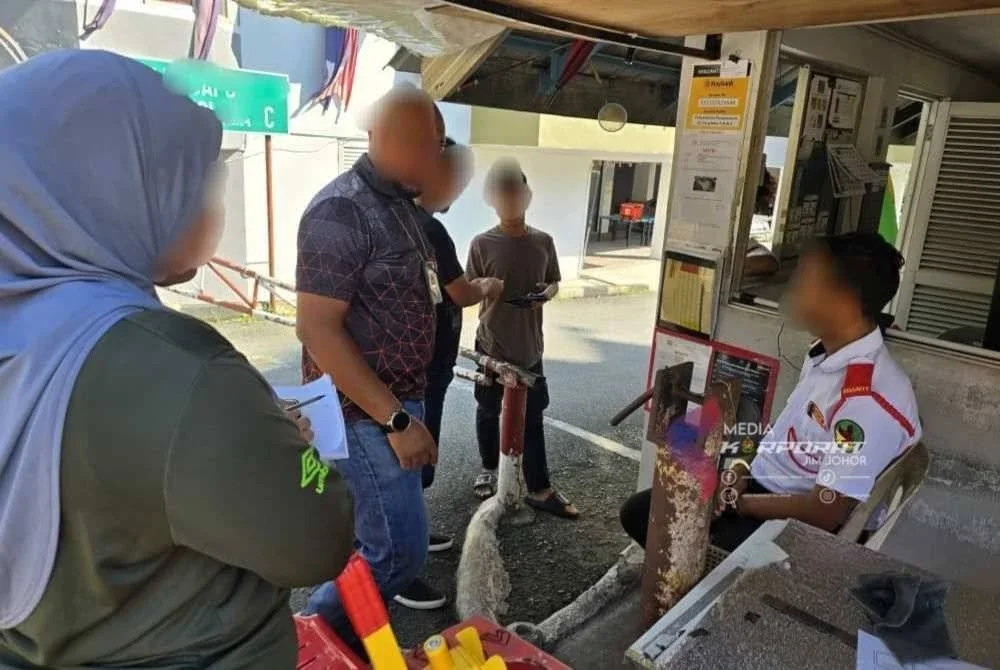 Serbuan dilakukan di beberapa institusi pendidikan dan premis perniagaan sekitar bandar raya Johor Bahru pada Jumaat. Foto JIM Johor
