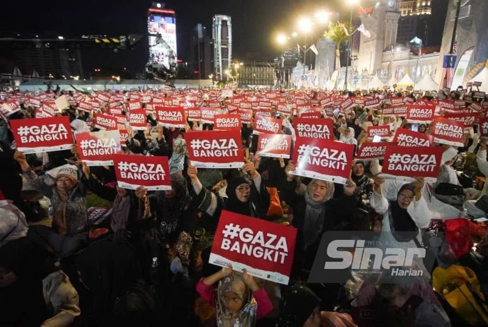 Orang ramai mula membanjiri Dataran Merdeka sejak jam 6 petang bagi menghadiri Malam Himpunan & Selawat Malaysiaku Bersama Gaza yang berlangsung malam ini. Foto Sinar Harian ROSLI TALIB