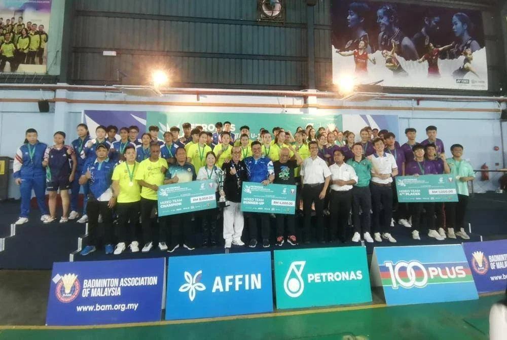 Pemain Pulau Pinang meraikan kejayaan bersama pemain Johor, Selangor dan Sabah selepas majlis penyampaian hadiah.