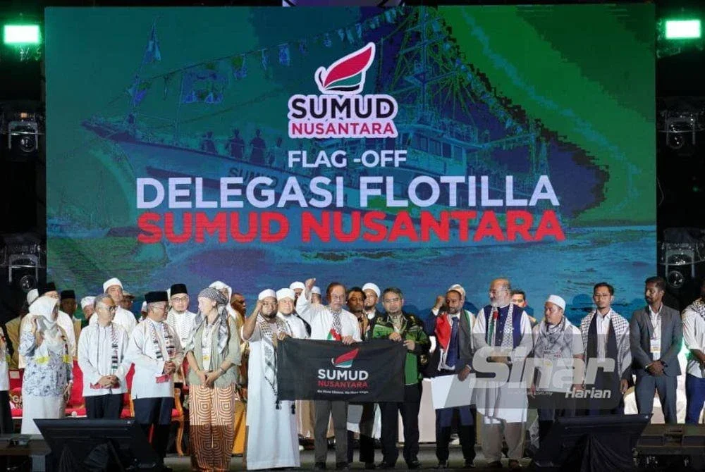 Anwar (depan, enam dari kiri) ketika hadir pada Malam Himpunan & Selawat Malaysiaku Bersama Gaza di Dataran Merdeka pada malam Ahad. Foto Sinar Harian ROSLI TALIB