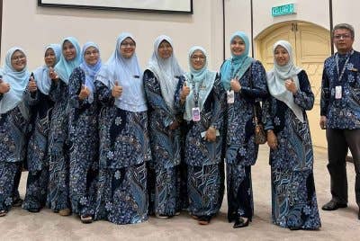 Suriyati (empat dari kanan) bersama ahli jawatankuasa Perasko di Kelantan.