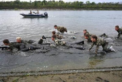 Pelajar Sekolah Kadet Don Cossack Emperor Alexander III bersama anggota komuniti Cossack menjalani latihan ketenteraan di Wilayah Rostov, Rusia, baru-baru ini. Foto Reuters