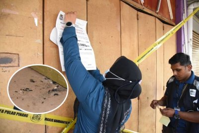 Dua restoran dan dua kedai runcit diarahkan menghentikan operasi selama dua minggu kerana tahap kebersihan tidak memuaskan. Gambar kecil: Najis tikus didapati penuh di lantai di salah sebuah premis berkenaan. Foto FB MBPP