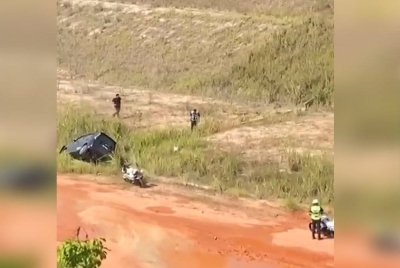Tangkap layar kejadian polis mengejar suspek yang melarikan diri yang tular di media sosial.