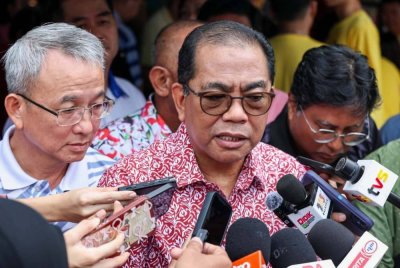 Mohamed Khaled (tengah) bercakap kepada pemberita selepas hadir pada Majlis Ramah Mesra Bersama Masyarakat Cina Kota Tinggi di Medan Selera Muafakat pada Ahad. Foto Bernama