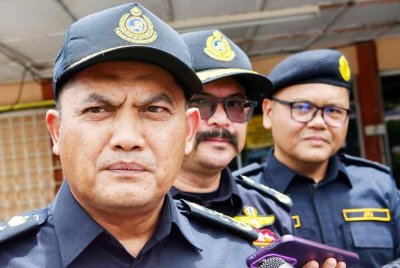 Timbalan Ketua Pengarah (Perancangan dan Operasi) Jabatan Pengangkutan Jalan (JPJ) Datuk Jazmanie Shafawi (kiri) ditemui pemberita pada Program Semarak Kemerdekaan tahun 2025 bersama Majlis Keselamatan Negara (MKN) dan JPJ Peringkat Negeri Kelantan di Stesen Penguatkuasa Labok pada Ahad. Foto Bernama