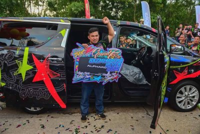 Zulhapis merakam gambar bersama Toyota Alphard yang dimenangi menerusi cabutan bertuah RXZ Members 7.0 di Gong Badak, Kuala Nerus pada Sabtu.