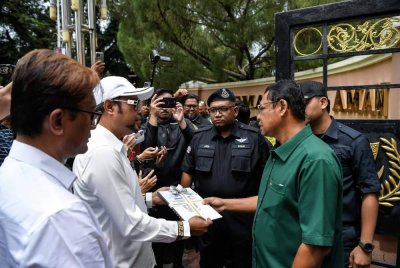Sulaiman (dua dari kiri) menyerahkan memorandum ‘10 Kegagalan Isu Utama Rakyat Kedah’ kepada Mohd Zohir (kanan) untuk diserahkan kepada Muhammad Sanusi di hadapan Wisma Darul Aman, Alor Setar pada Ahad.