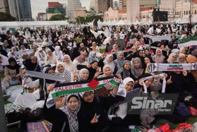 Orang ramai mula membanjiri Dataran Merdeka seawal jam 6 petang bagi menghadiri Malam Himpunan dan Selawat Malaysiaku Bersama Gaza yang dijadual berlangsung sehingga jam 12 malam ini. Foto Sinar Harian ROSLI TALIB