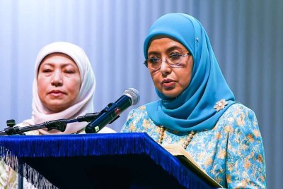 Raja Permaisuri Agong Raja Zarith Sofiah berkenan bertitah ketika menghadiri Sambutan Hari Wanita ke- 64 anjuran Majlis Kebangsaan Pertubuhan-Pertubuhan Wanita (NCWO) di Pusat Dagangan Dunia Kuala Lumpur (WTC KL) pada Ahad. Turut hadir, Menteri Pembangunan Wanita, Keluarga dan Masyarakat, Datuk Seri Nancy Shukri. Foto Bernama