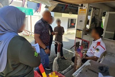 Serbuan dilakukan di beberapa institusi pendidikan dan premis perniagaan sekitar bandar raya Johor Bahru pada Jumaat. Foto JIM Johor

