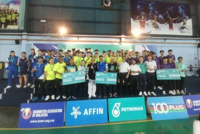 Pemain Pulau Pinang meraikan kejayaan bersama pemain Johor, Selangor dan Sabah selepas majlis penyampaian hadiah.