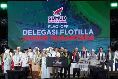 Anwar (depan, enam dari kiri) ketika hadir pada Malam Himpunan & Selawat Malaysiaku Bersama Gaza di Dataran Merdeka pada malam Ahad. Foto Sinar Harian ROSLI TALIB