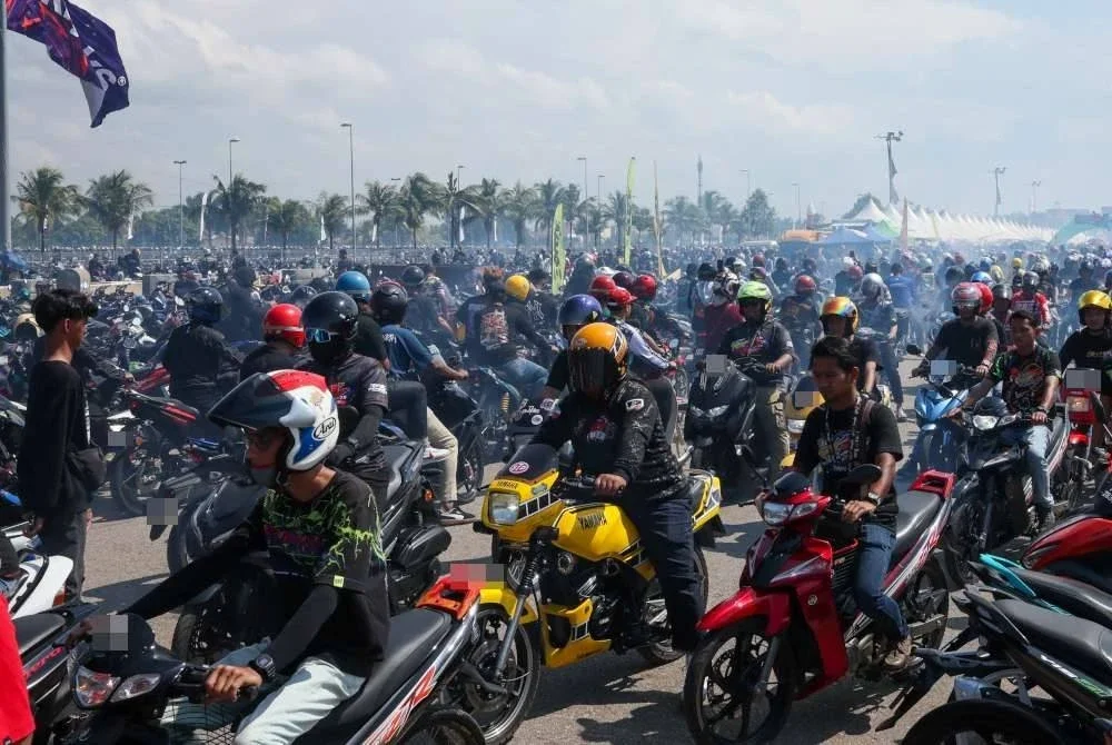 Lebih 100,000 peserta himpunan RXZ Members 7.0 membanjiri di Litar Permotoran Gong Badak, pada Ahad. Foto Bernama