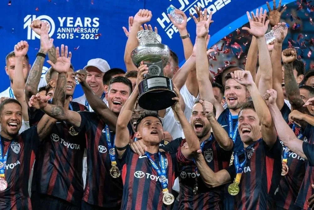 Arif Aiman bersama pemain JDT merai kejayaan merangkul Piala Sultan Haji Ahmad Shah selepas menewaskan Selangor FC perlawanan aksi Sumbangsih 2025 di Stadium Sultan Ibrahim. Foto Bernama