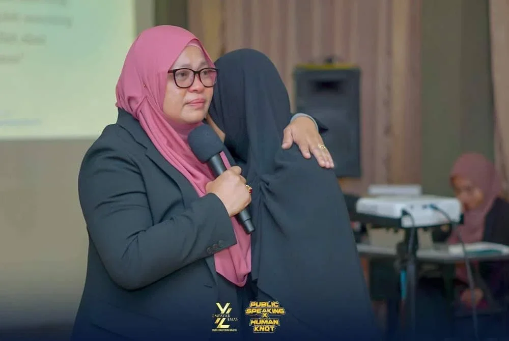 Elee Salmi (kiri) mahu membantu orang ramai melalui perniagaan emas yang diusahakan.
