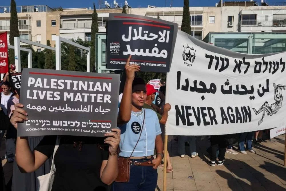 
Protes itu juga disertai kumpulan aktivis haluan kiri yang menentang rancangan jahat puak sayap kanan yang mahu 'menakluk' Gaza.
