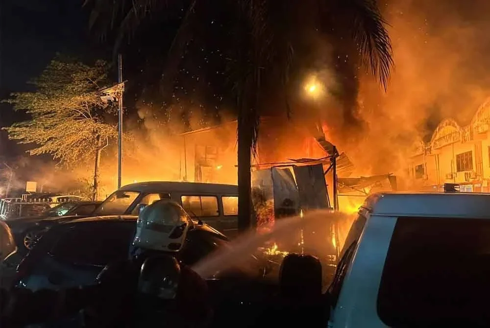 Anggota Bomba sedang memadamkan kebakaran di sebuah bengkel di Seksyen 24 di sini pada Ahad.