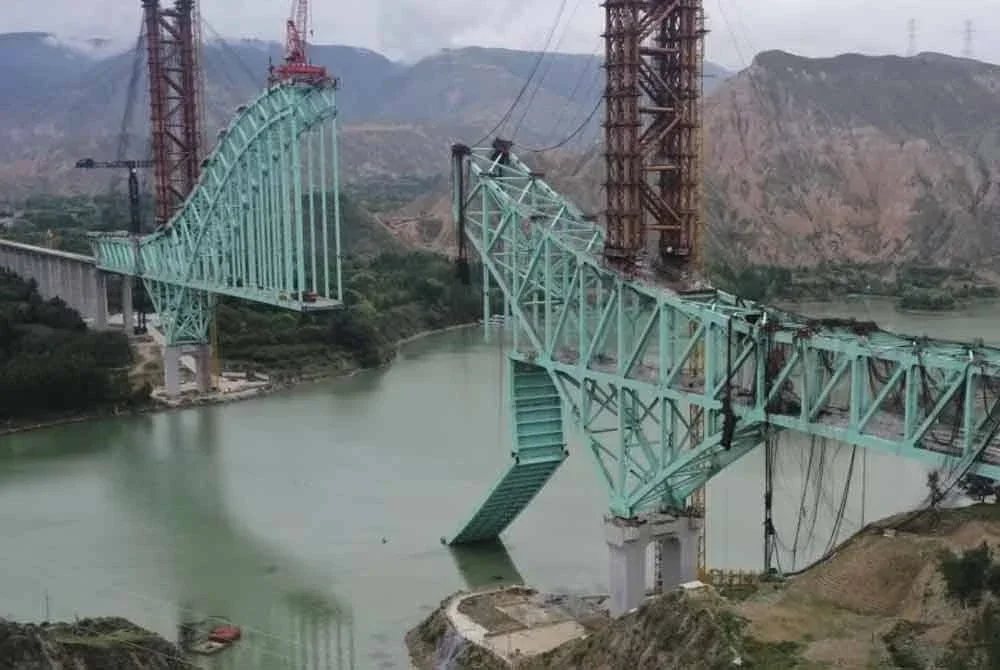 Foto dirakam pada 22 Ogos menunjukkan lokasi jambatan kereta api dalam pembinaan.