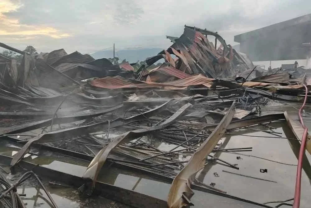 Keadaan stor wayar yang terbakar di Jalan Ipoh Batang Kali, Hulu Selangor pada Isnin.