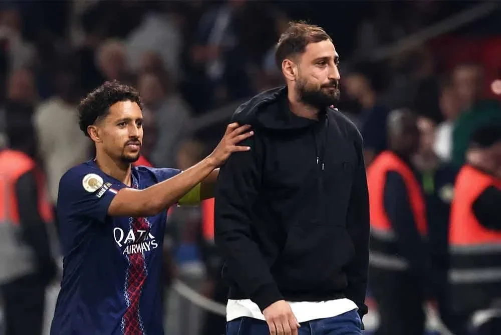 Donnarumma (kanan) semakin hampir tinggalkan PSG. FOTO: AFP