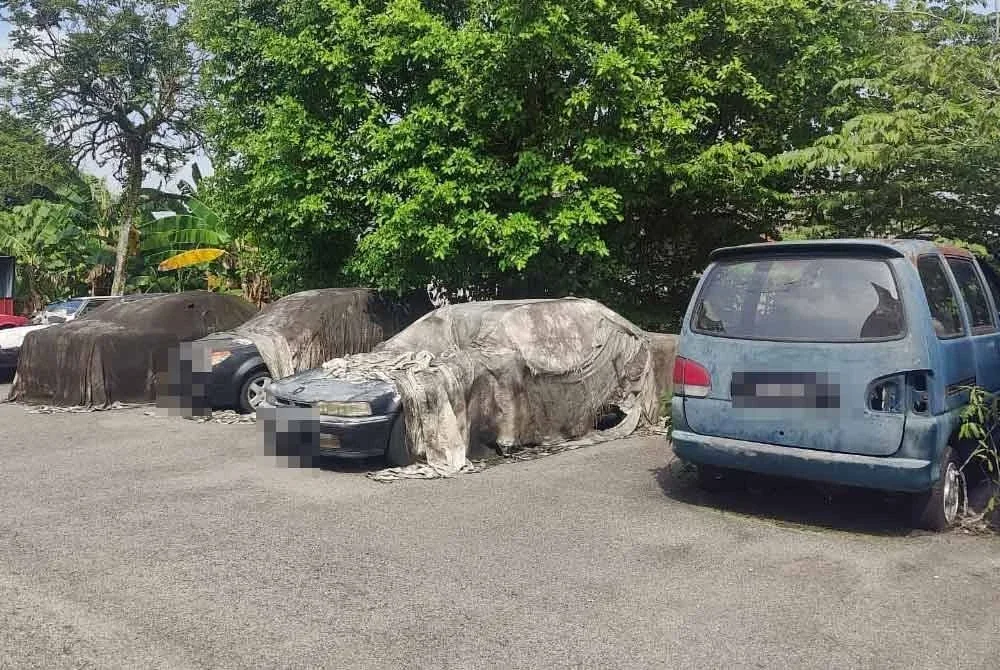 Kuaters itu menjadi lokasi kereta tersadai sejak sekian lama.